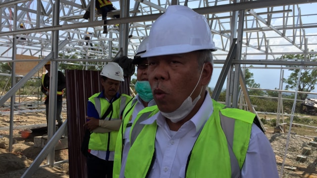 MenPUPR Basuki Hadimujono meninjau pembangunan hunian sementara bagi korban gempa dan tsunami Palu. 
 (Foto: Adhi Muhammad Daryono/kumparan)