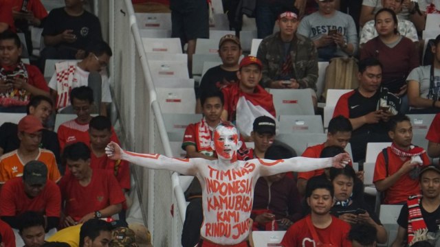 Suporter Timnas Indonesia saat melawan UEA. (Foto: Nugroho Sejati/kumparan)