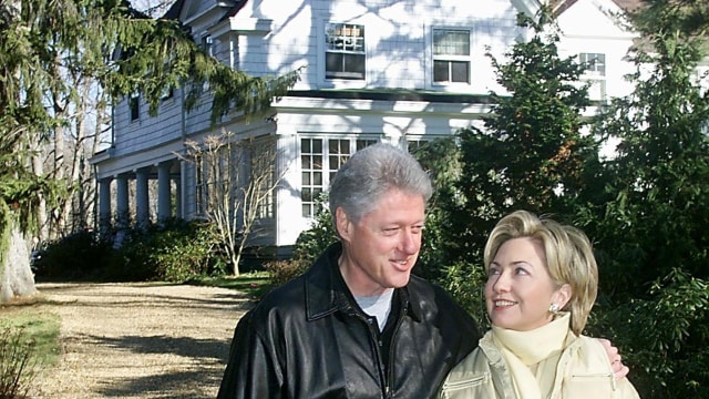 Bill Clinton dan Hillary Clinton (Foto: AFP/Tim Sloan)
