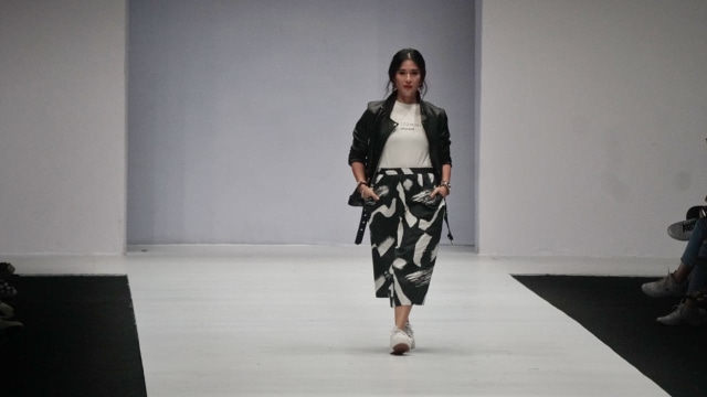 Dian Sastrowardoyo di Jakarta Fashion Week 2019. (Foto: Irfan Adi Saputra/kumparan)