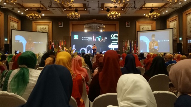 Jokowi membuka Internasional Young Moslem Woman Forum (IYMWF) di Grand Ballroom Hotel Aryaduta, Jakarta Pusat, Rabu (24/10).
 (Foto: Jihad Akbar/kumparan)
