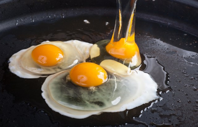 Memasak telur (Foto: Shutter Stock)