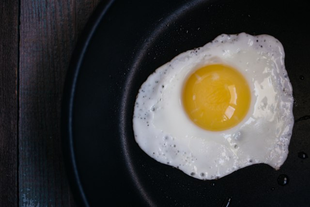 Memasak telur (Foto: Shutter Stock)