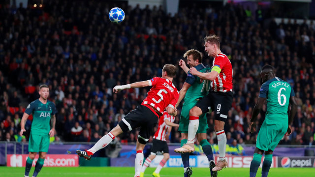 Kane berjibaku menembus hadangan para pemain PSV.  (Foto: Reuters/Andrew Couldridge)