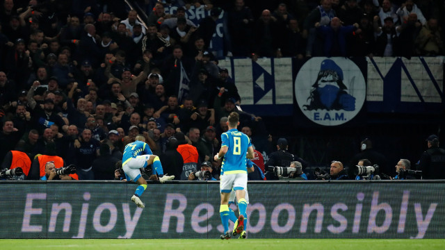 Insigne merayakan golnya di laga melawan PSG. (Foto: REUTERS/Christian Hartmann)