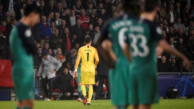 Lloris diusir dari lapangan di laga melawan PSV karena dinilai melanggar Lozano pada menit 79. (Foto: JOHN THYS / AFP)