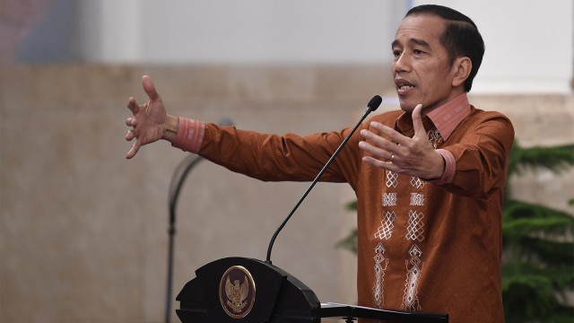 Presiden Joko Widodo menyampaikan arahan di Istana Negara. Foto: ANTARA FOTO/Puspa Perwitasari
