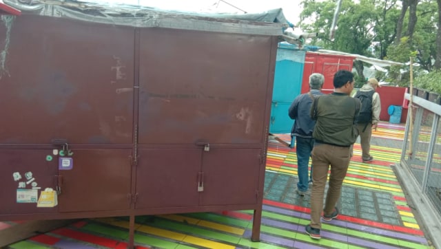 Pedagang di Skywalk Ancam Kembali Berjualan di Trotoar Jalan Cihampelas (125034)