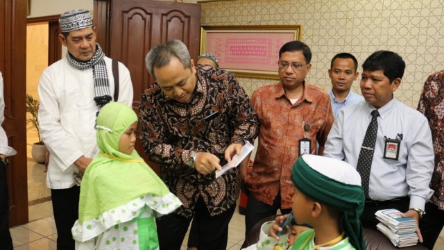 KJRI Jeddah menyerahkan paspor rombongan anak yatim yang tertinggal di Kuala Lumpur. (Foto: Dok. KJRI Jeddah)