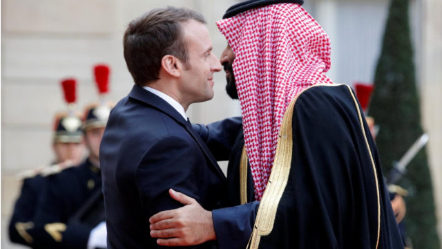 Emmanuel Macron dan Mohammed bin Salman (Foto: REUTERS/Philippe Wojazer)