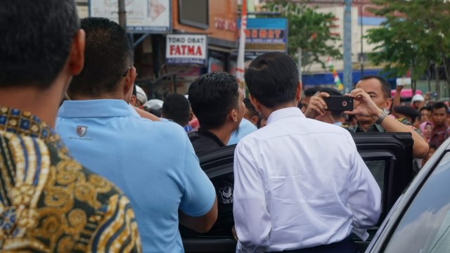 Presiden Joko Widodo selfie bersama warga Samarinda. (Foto: Yudhistira Amran Saleh/kumparan)