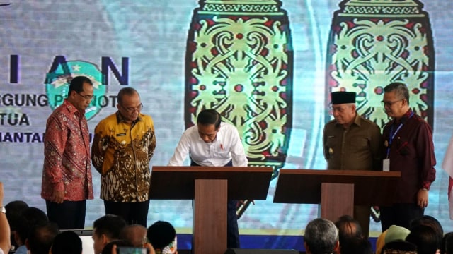 Jokowi Resmikan Bandara APT Pranoto dan Bandara Maratua di Kaltim. (Foto: Yudhistira Amran Saleh/kumparan)