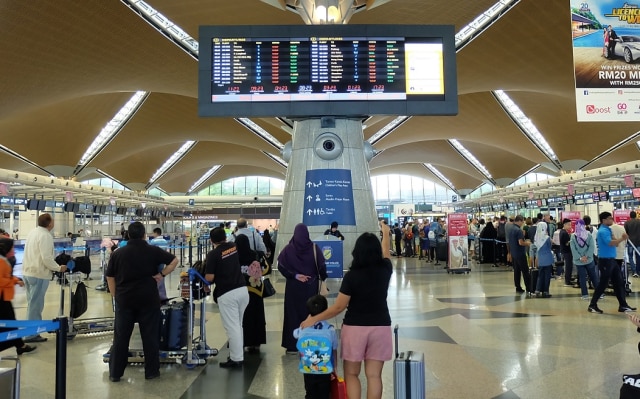 Persiapkan anak akan kemungkinan menjawab pertanyaan di konter imigrasi. (Foto: Eka Situmorang)
