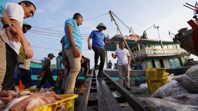 Calon Wakil Presiden nomor urut 02 Sandiaga Salahudin Uno (tengah) mengunjungi Tempat Pelelangan Ikan (TPI) Tegalsari, Tegal.  (Foto: Dok. Istimewa)