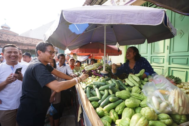 Sandiaga menyapa warga di Pasar Pagi Tegal. (Foto: Dok. Tim Pemenangan Sandi)