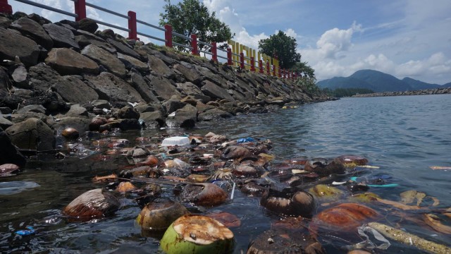 Pantai Wisata di Banda Aceh Dicemari Sampah. (Foto: Zuhri Noviandi/kumparan)