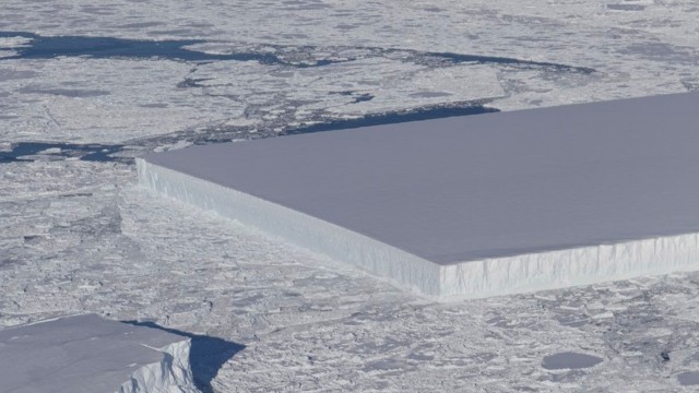 Fenomena unik gunung es persegi. (Foto: Twitter/@NASA_ICE)
