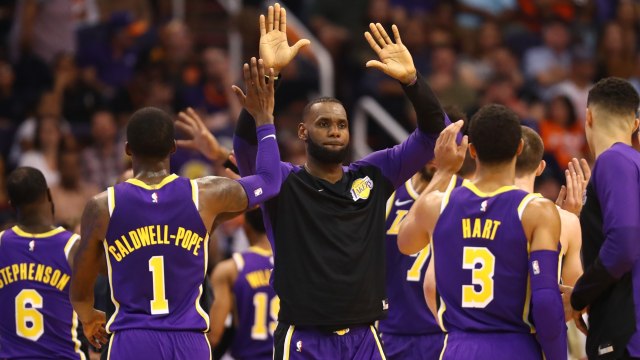 LeBron James dan LA Lakers akhirnya meriah kemenangan perdana di NBA 2018/19. (Foto: Reuters/Mark J. Rebilas)