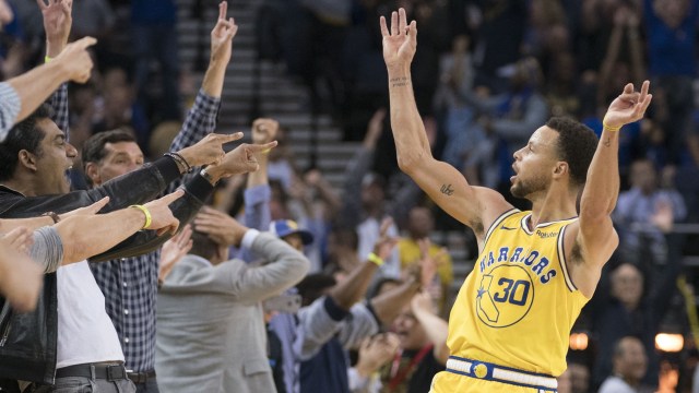 Selebrasi Stephen Curry usai memasukkan tembakan tripoin saat Golden State Warriors melawan Washington Wizards. (Foto: Reuters/Kyle Terada)
