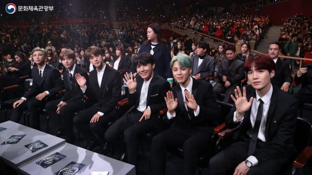 BTS di acara 2018 Korean Popular Culture & Arts Awards, Selasa (24/10). (Foto: Twitter/@mcstkorea.)