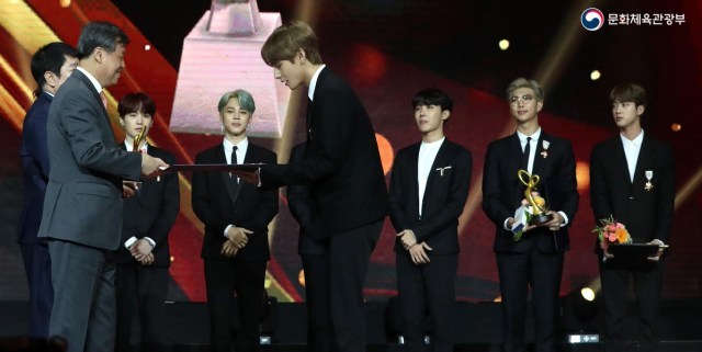 BTS di acara 2018 Korean Popular Culture & Arts Awards, Selasa (24/10). (Foto: Twitter/@mcstkorea.)