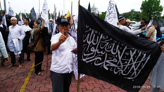 Aksi bela bendera tauhid di Riau pada Kamis (25/10). (Foto: Selasar Riau)