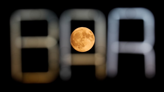 Bulan terlihat di atas pusat kota Roma, Italia. (Foto: REUTERS/Max Rossi)