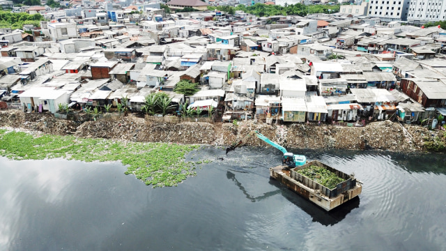 Pemandangan permukiman kumuh yang padat di tepi danau di Jakarta Utara. (Foto: Shutter stock)
