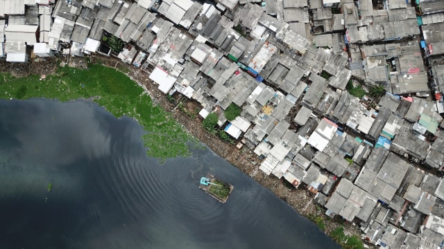 Permukiman kumuh padat penduduk di Jakarta Utara. Foto: Shutterstock