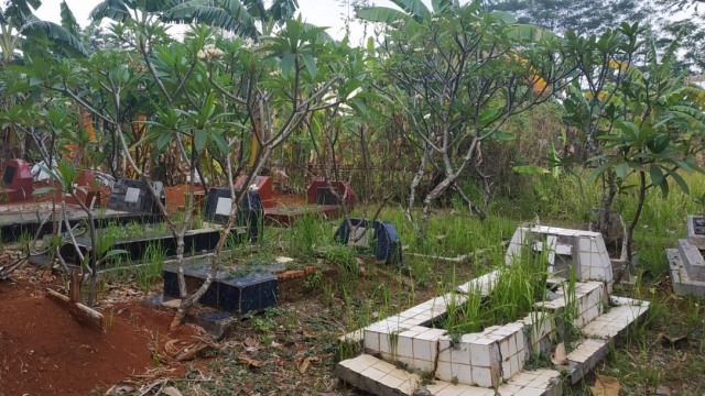 Kuburan di Kampung Bojong Liyo, Sukmajaya, Depok, lokasi pocong palsu dihukum. (Foto: Maulana Ramadhan/kumparan)