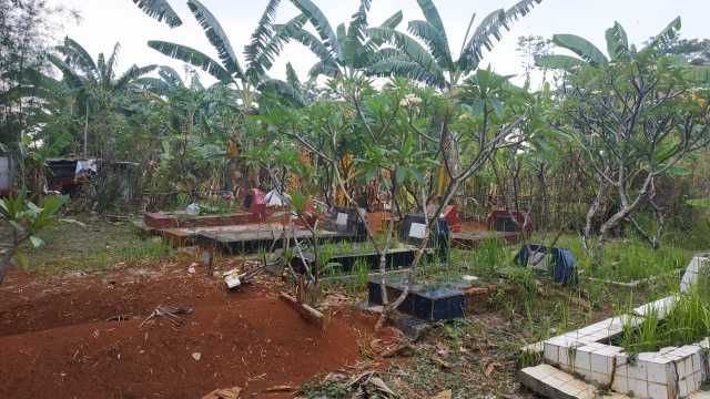 Kuburan di Kampung Bojong Liyo, Sukmajaya, Depok, lokasi pocong palsu dihukum. (Foto: Maulana Ramadhan/kumparan)