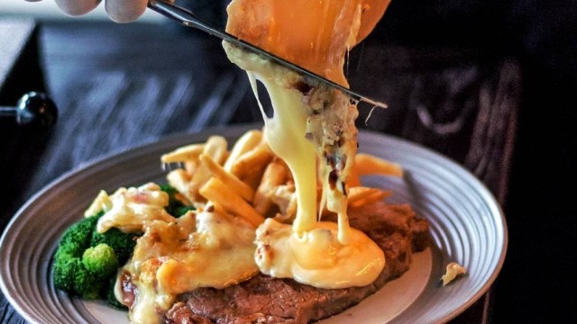 Steak with raclette cheese (Foto: Instagram: @chamberjkt)