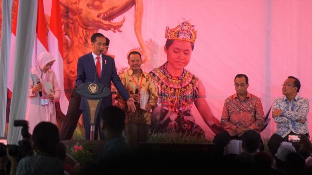 Jokowi di acara pembagian Sertifikat Tanah untuk rakyat Samarinda. (Foto: Yudhistira Amran Saleh/kumparan)