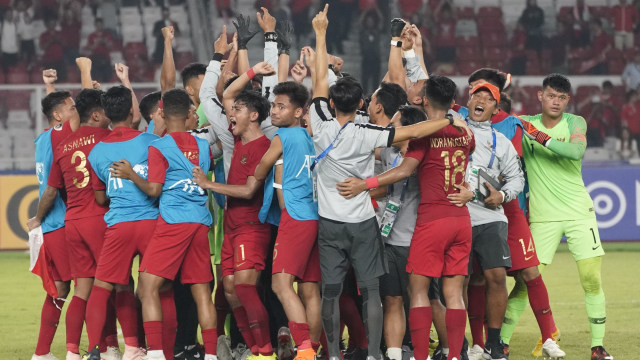 Timnas U-19 merayakan keberhasilan lolos ke perempat final. (Foto: Dok. AFC)