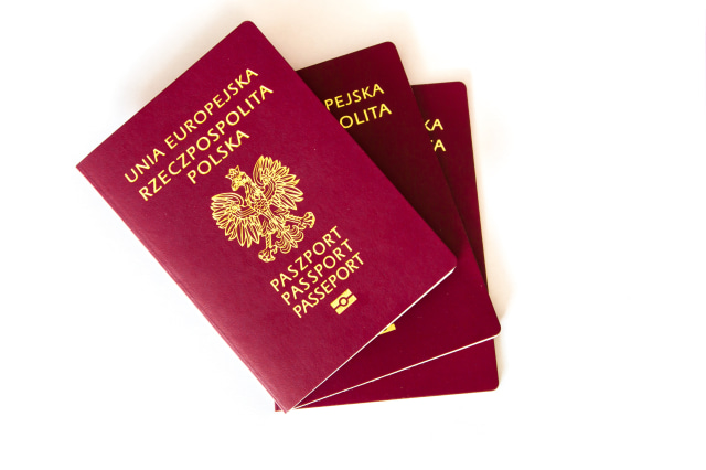 Paspor Berwarna Merah (Foto: Shhuter Stock)
