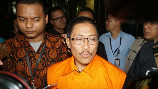 Bupati Cirebon Sunjaya Purwadi Sastra ditahan KPK, Jumat (26/10). (Foto: Nugroho Sejati/kumparan)
