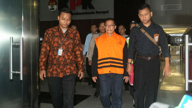 Bupati Cirebon Sunjaya Purwadi Sastra ditahan KPK, Jumat (26/10). (Foto: Nugroho Sejati/kumparan)