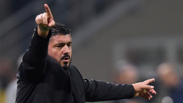 Gattuso memberi instruksi pada laga Milan vs Real Betis. (Foto: Reuters/Daniele Mascolo)