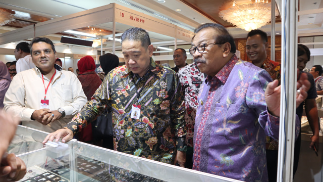 Ketua APEPI Jeffrey Tumewa dan Gubernur Jatim Soekarwo di pembukaan pameran Surabaya International Jewellery Fair 2018. (Foto: Nuryatin Phaksy Sukowati/kumparan)