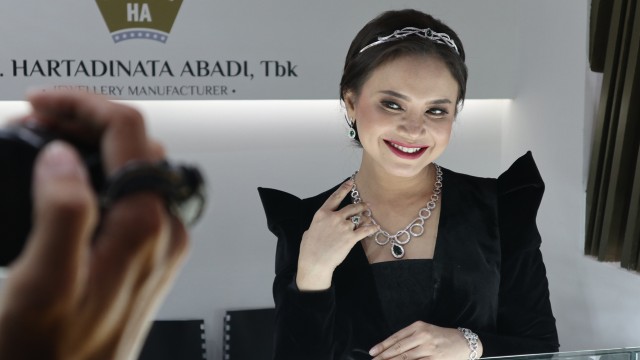 Penyanyi Rossa mengenakan perhiasan PT Hartadinata Abadi Tbk. Foto: Nuryatin Phaksy Sukowati/kumparan