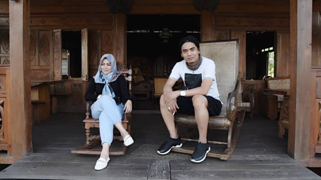 Charly Van Houten dan istri. (Foto: Instagram/@charly_setiaku)