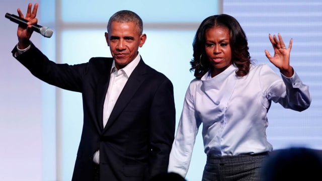 Mantan Presiden Amerika Serikat Barack Obama bersama istrinya Michelle Obama. (Foto: AFP/ Jim Young)