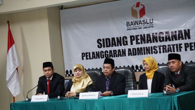 Sidang putusan penanganan pelanggaran administrasi Pemilu di Kantor Bawaslu DKI Jakarta, Tanjung Priok, Jakarta Utara, Jumat (25/10). (Foto: Adim Mugni/kumparan)