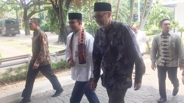 Gubernur DKI Anies Baswedan bersama Duta Besar Inggris Moazzam Malik menuju Masjid Fatahillah Balai Kota untuk melakukan solat Jumat bersama. (Foto: Raga Imam/kumparan)