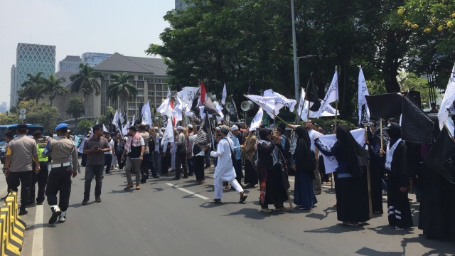 Massa aksi bela Tauhid di Patung Kuda, Jakarta Pusat, Jumat (26/10/2018). (Foto: Muhammad Lutfan Darmawan/kumparan)