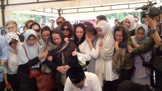 Arumi Bachsin di Pemakaman Ayahnya (Foto: Aria Pradana/kumparan)