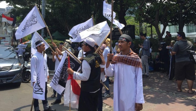 Massa aksi bela Tauhid mulai memadati jalan Medan Merdeka Barat, Jakarta Pusat. (Foto: Lutfan Dharmawan/kumparan)