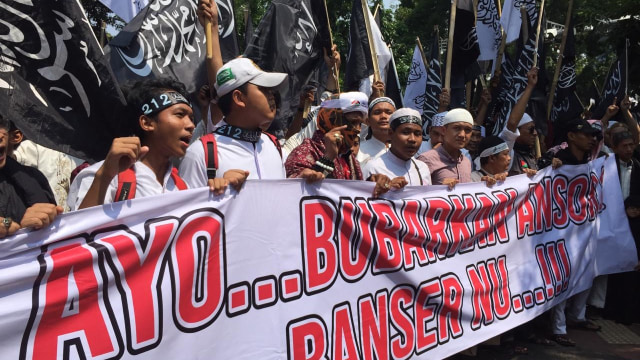 Massa aksi bela Tauhid mulai memadati jalan Medan Merdeka Barat, Jakarta Pusat. (Foto: Lutfan Dharmawan/kumparan)