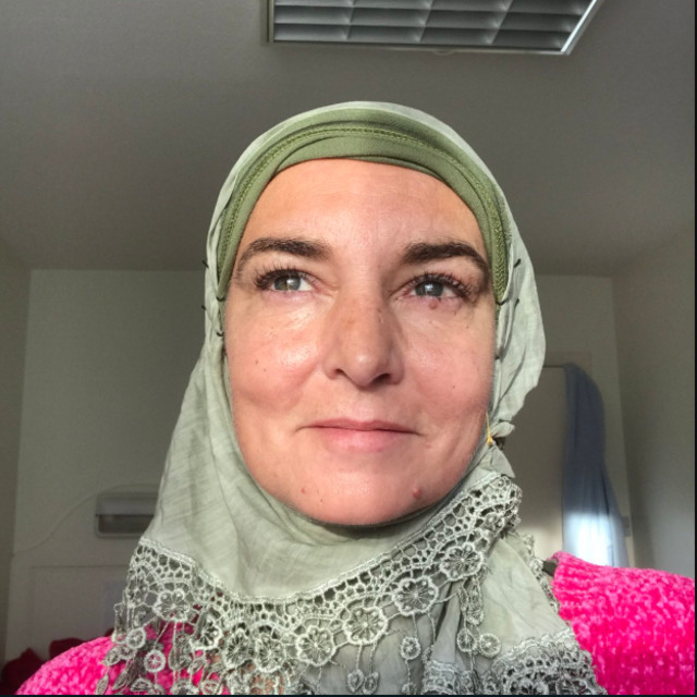 Berita Terbaru: Cantiknya Sinead O'Connor Berhijab Usai Resmi Memeluk Islam