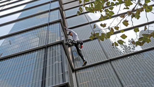 Alain Robert memanjat gedung tertinggi di London, Heron Tower, pada Kamis (25/10). (Foto: REUTERS/Peter Nicholls)